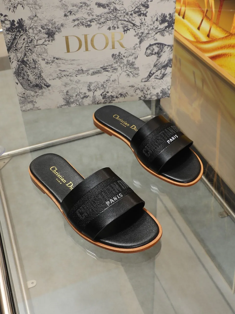 👟👟Ex-factory price 340👟👟 Dior flat slippers, leather upper with electric embroidery weaving, embroidered letters, and sheepskin lining. Leather outsole, size: 35-42